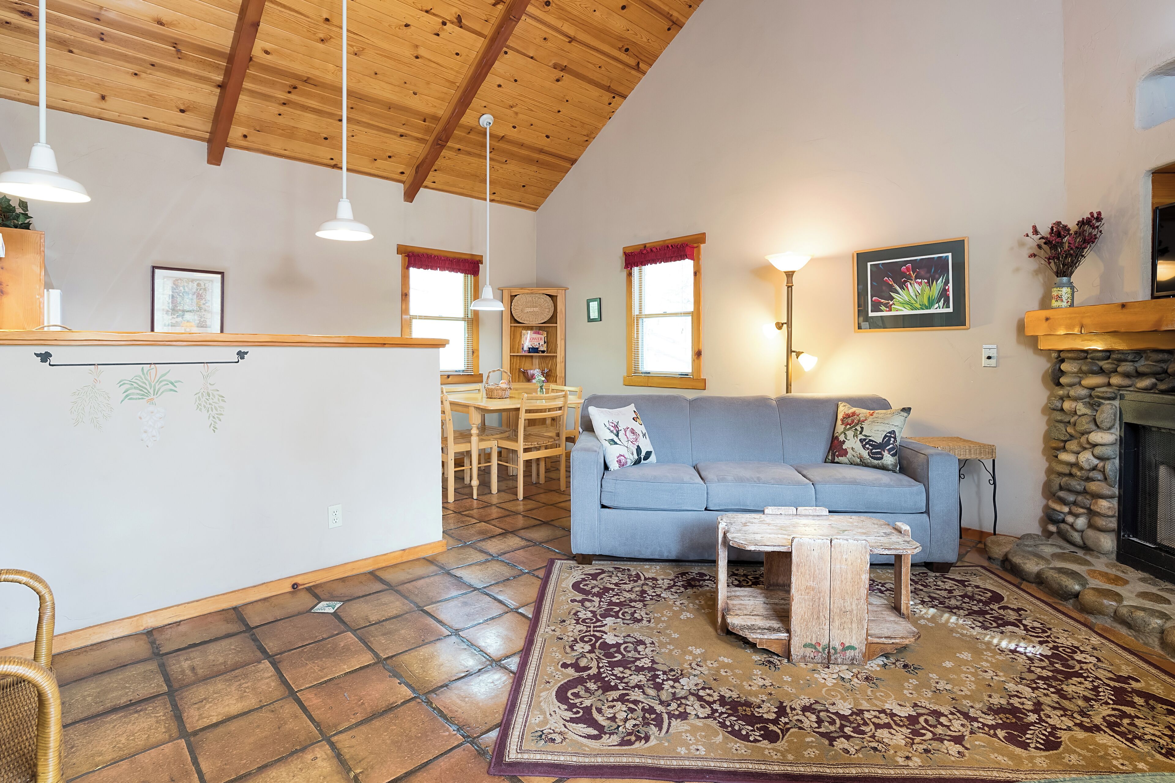 Private One-Bedroom Cottage with Kitchen: Your Romantic Hideaway near Yosemite