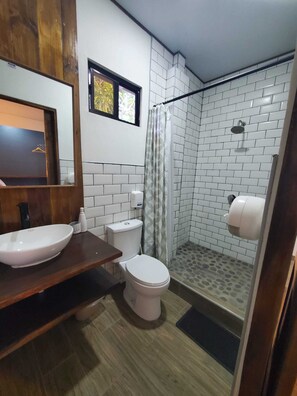 Habitación Deluxe, balcón, vista parcial al océano | Baño