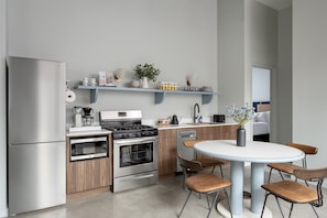 Réfrigérateur, four à micro-ondes, un four, surface de cuisson