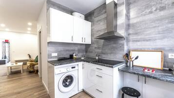 Een koelkast, een magnetron, een oven, een kookplaat