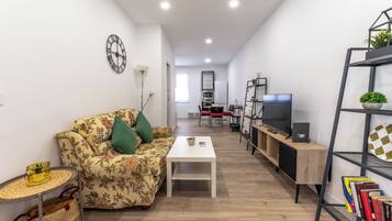 Een smart-tv en boeken