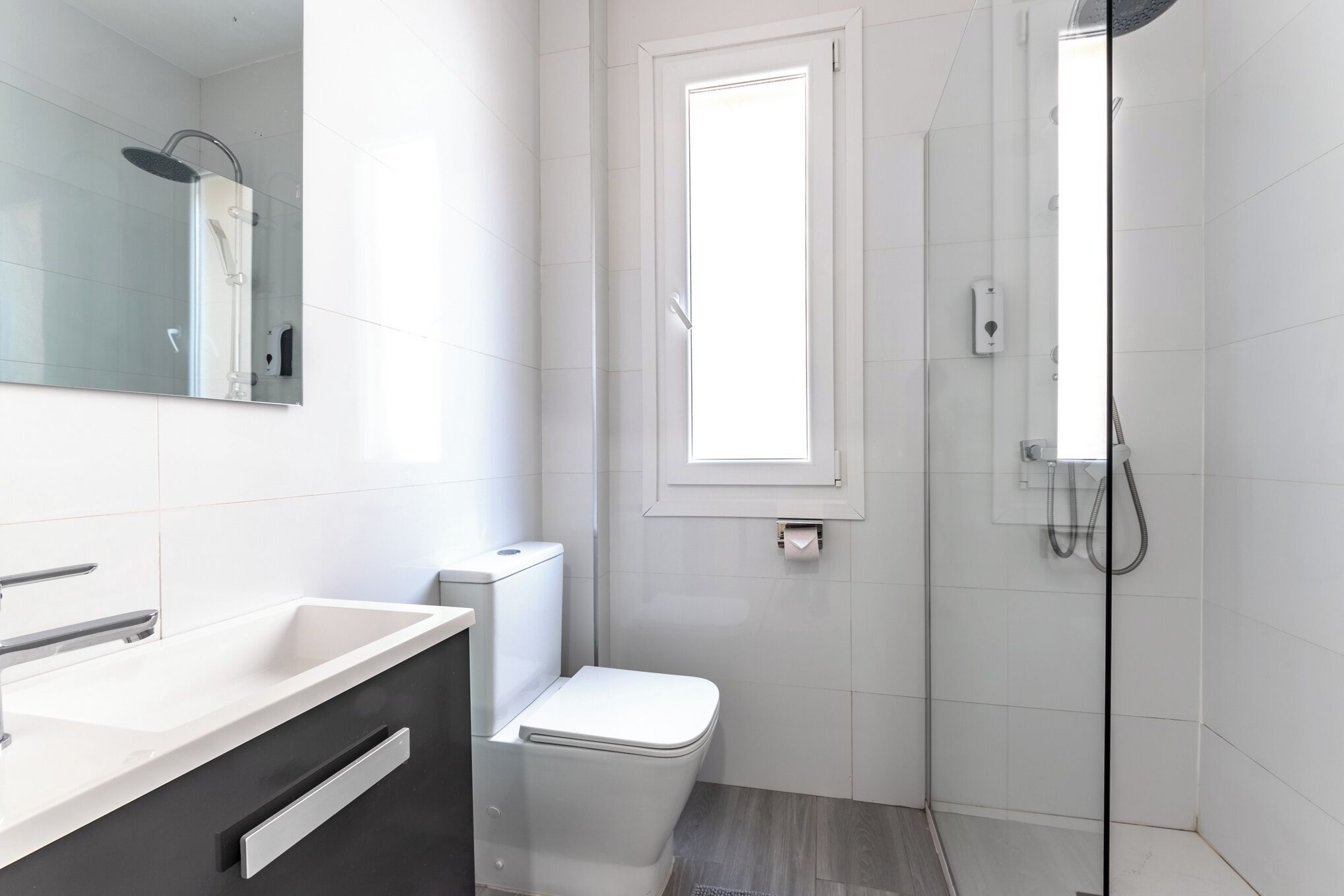 Een douche, een haardroger, handdoeken, zeep