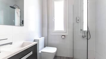 Douche, sĂšche-cheveux, serviettes fournies, savon