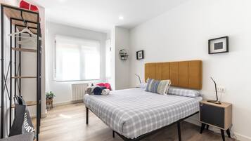 2 slaapkamers, een bureau, een strijkplank/strijkijzer, reisbedje