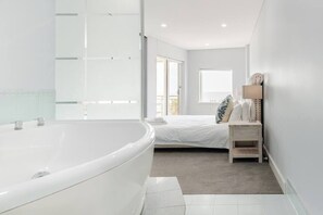 3 bedrooms, desk, iron/ironing board, travel cot - Apartment M603 - luxury beachfront, ocean views! (Scarborough)