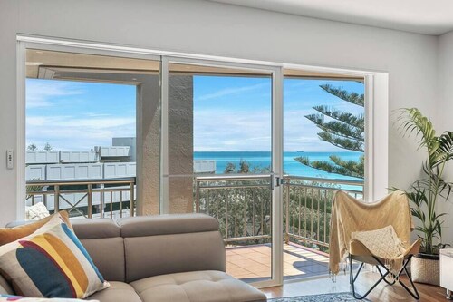 Apartment M401 - coastal style and luxury awaits!