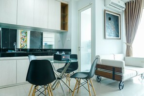Appartement | Cuisine privée | Réfrigérateur grande capacité avec congélateur, surface de cuisson