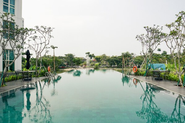 Outdoor pool - 1Br Comfy Apartment At Citralake Suites (Jakarta)
