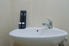 Bathroom - Scenic Studio Apartment At Bale Hinggil (Surabaya)
