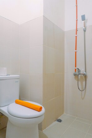 Studio | Bathroom | Shower, free toiletries, towels - Scenic Studio Apartment At Bale Hinggil (Surabaya)