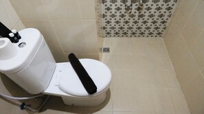 Apartamento | Baño | Ducha, artículos de higiene personal gratuitos y toallas