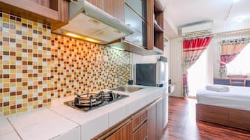 Studio | Private kitchen | Full-size fridge, stovetop
