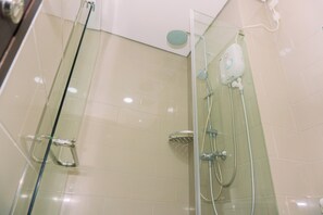 Appartement | Salle de bain | Douche, articles de toilette gratuits, serviettes fournies