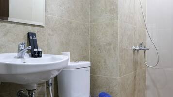 Appartement | Salle de bain | Douche, articles de toilette gratuits, serviettes fournies