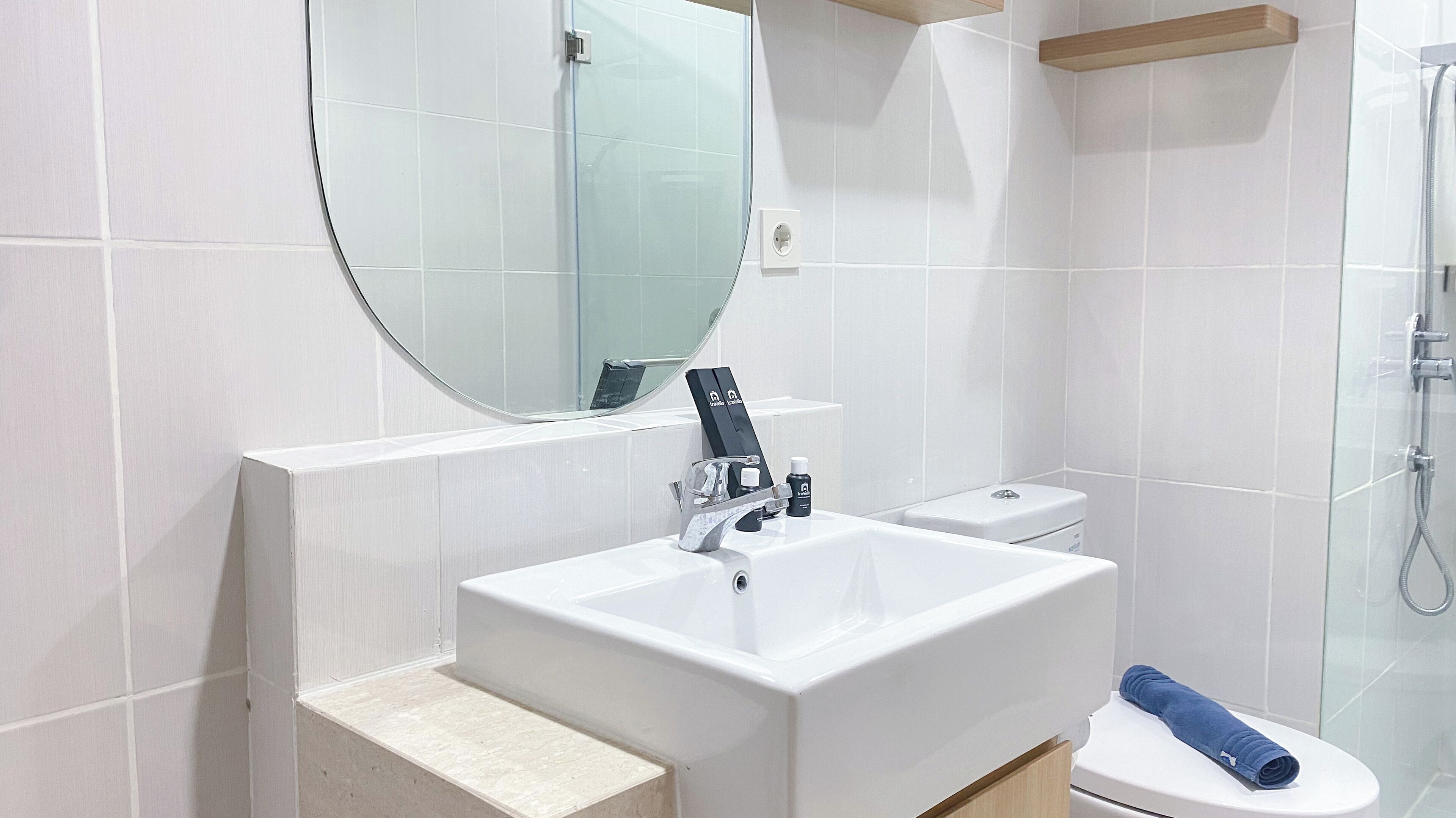 Apartment | Bathroom | Shower, free toiletries, towels