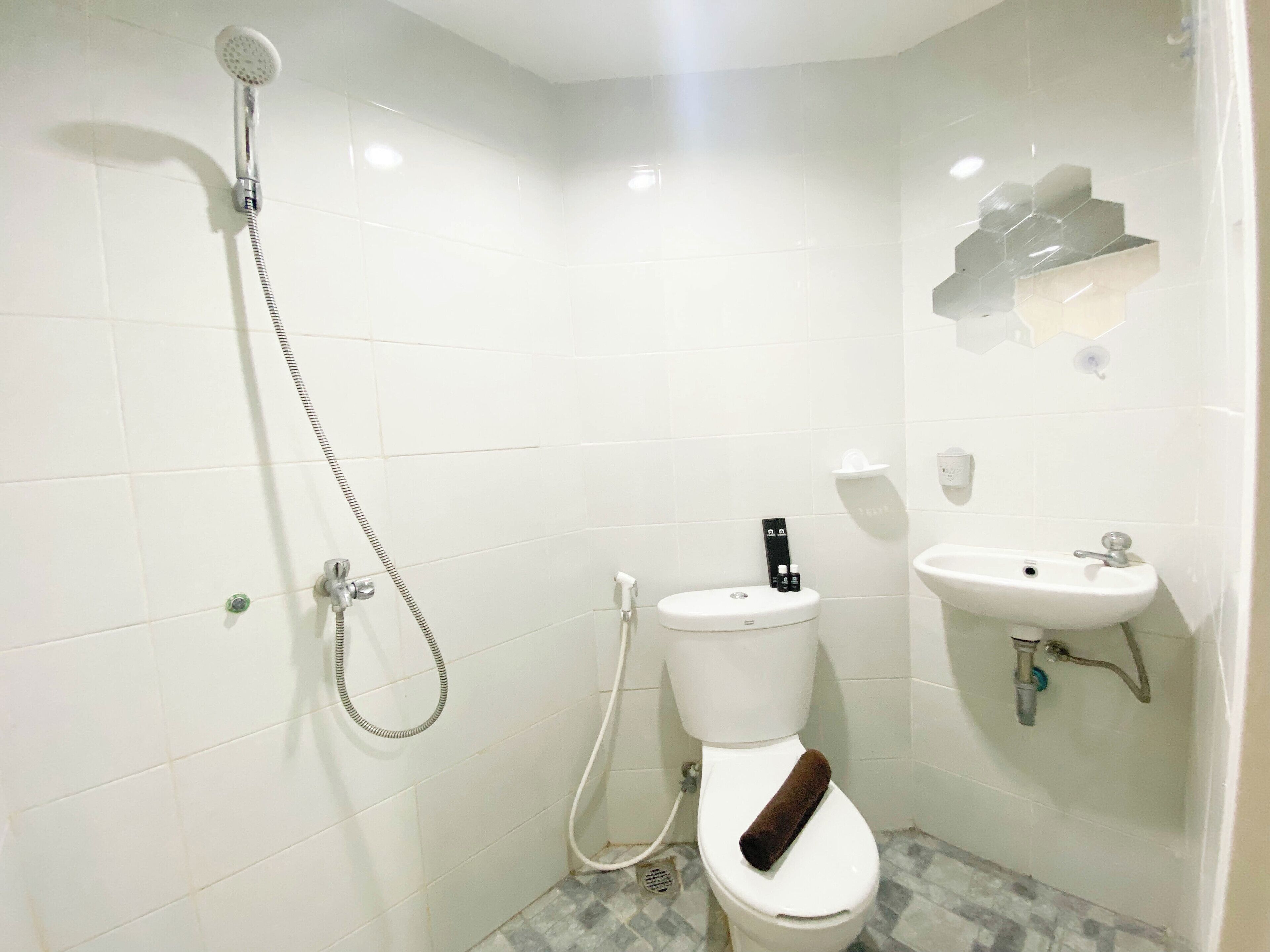Apartment | Bathroom | Shower, free toiletries, towels