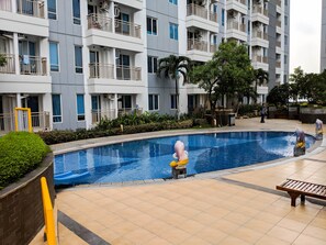 Outdoor pool - Nice And Comfy Studio At Orchard Supermall Mansion Apartment (Surabaya)