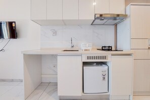 Studio | Private kitchen | Full-sized fridge, stovetop - Cozy And Comfort Studio Sky House Alam Sutera Apartment (Tangerang)