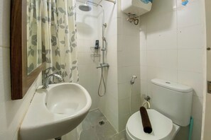 Studio | Phòng tắm | Buồng tắm vòi sen, đồ dùng nhà tắm miễn phí, khăn tắm