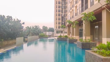 Una piscina al aire libre