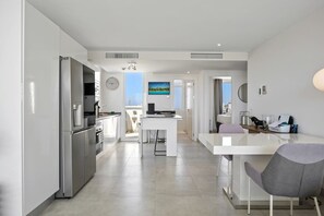 冰箱、微波炉、烤箱、炉灶