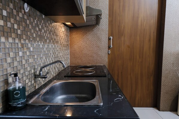 Apartment | Private kitchen | Full-sized fridge, stovetop - Spacious 3Br Combined Unit At Pinewood Apartment (Cileunyi)