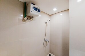 Studio | Bathroom - Simply Look Studio At Atria Residence Gading Serpong Apartment (Gading Serpong)