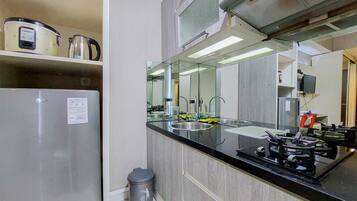 Studio | Private kitchen | Full-size fridge, stovetop