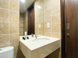 Shower, free toiletries, towels - Modern Look And Comfort 2Br Kemang Village Apartment (Jakarta)