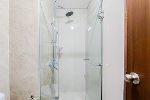 Studio | Bathroom | Shower, free toiletries, towels