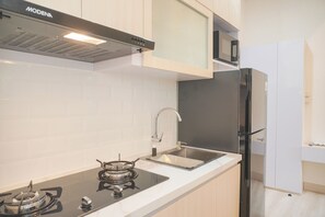 Private kitchen - Simple And Tranquil 2Br At Tokyo Riverside Pik 2 Apartment (Teluknaga)