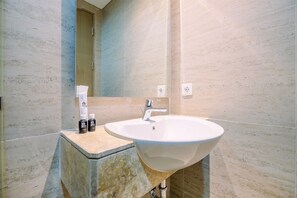 Apartment | Bathroom | Shower, free toiletries, towels