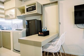 Private kitchen - Homey And Cozy Studio Room Daan Mogot City Apartment (Jakarta)
