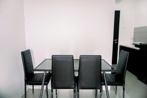 Family dining - Comfort And Homey 2Br Belmont Residence Puri Apartment (Jakarta)