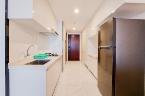 Private kitchen - Spacious And Nice 3Br At Sky House Bsd Apartment (Pagedangan)