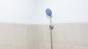 Studio | Badezimmer | Dusche, kostenlose Toilettenartikel, Handtücher