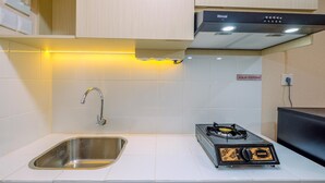 Studio | Private kitchen | Full-size fridge, stovetop - Pleasant And Tidy Studio Tokyo Riverside Pik 2 Apartment (Teluknaga)