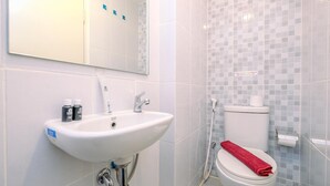 Studio | Bathroom | Shower, free toiletries, towels - Pleasant And Tidy Studio Tokyo Riverside Pik 2 Apartment (Teluknaga)