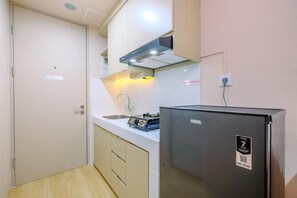 Studio | Private kitchen | Full-size fridge, stovetop - Pleasant And Tidy Studio Tokyo Riverside Pik 2 Apartment (Teluknaga)