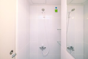 Studiolejlighed | Badeværelse | Bruser, gratis toiletartikler, håndklæder