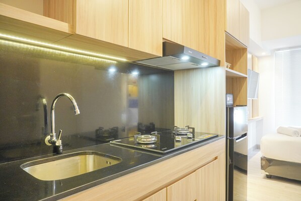 Private kitchen - Stylisth And Cozy Studio At Tokyo Riverside Pik 2 Apartment (Teluknaga)