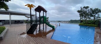 Elegant And Homey Studio At Amartha View Apartment