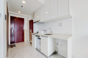 Private kitchen - Comfort Stay And Cozy Studio Sky House Alam Sutera Apartment (Tangerang)