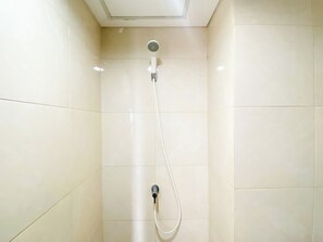 Studio | Badezimmer | Dusche, kostenlose Toilettenartikel, Handtücher