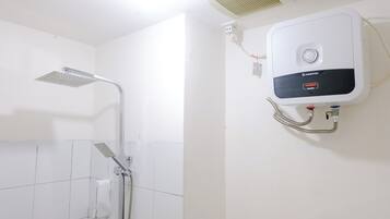 Studio | Kylpyhuone | Suihku, ilmaiset hygieniatuotteet, pyyhkeet