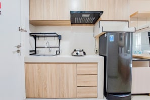 Estudio | Cocina privada | Refrigerador con congelador y parrilla de estufa 