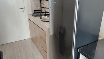 Studio | Private kitchen | Full-size fridge, stovetop