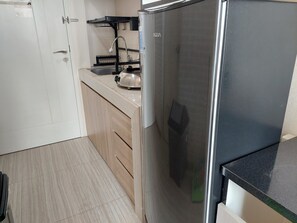 Studiolejlighed | Privat køkken | Køleskab/fryser i fuld størrelse, kogeplade