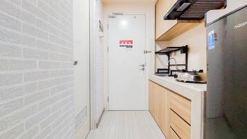 Estudi | Cuina privada | Frigorífic gran i placa de cuina