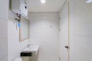 Studio | Phòng tắm | Buồng tắm vòi sen, đồ dùng nhà tắm miễn phí, khăn tắm 